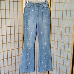 NWT! Boohoo Brand tall daisy-embroidered flare leg jeans mid-wash size 6
